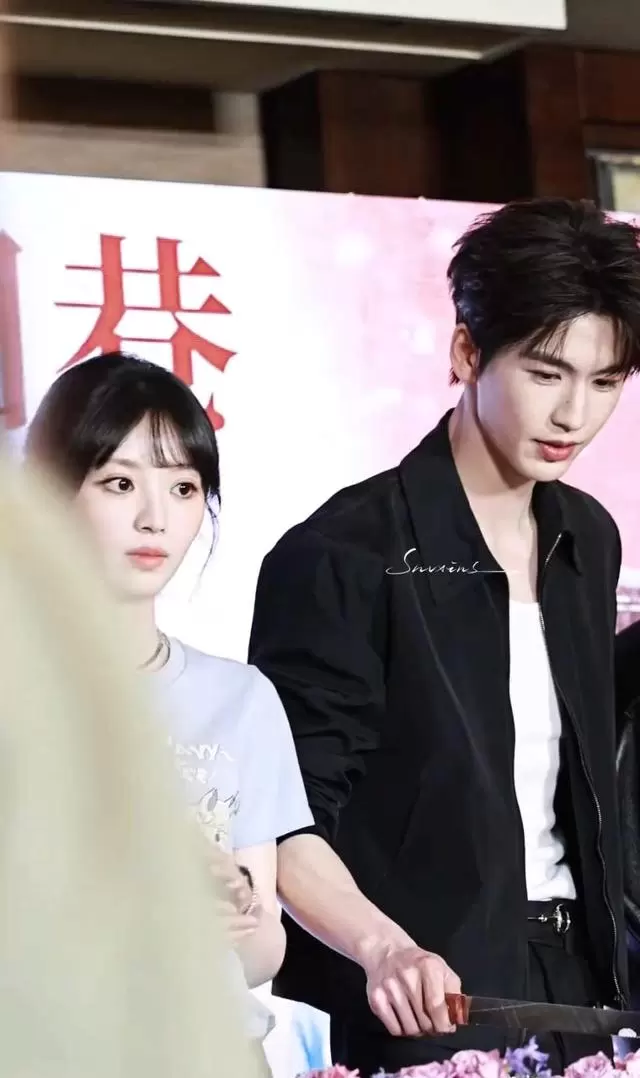 张凌赫古装贵公子形象固化,观众自发构建CP逻辑成现象:细节速览 张凌赫古装贵公子形象固化,观众自发构建CP逻辑成现象:细节速览